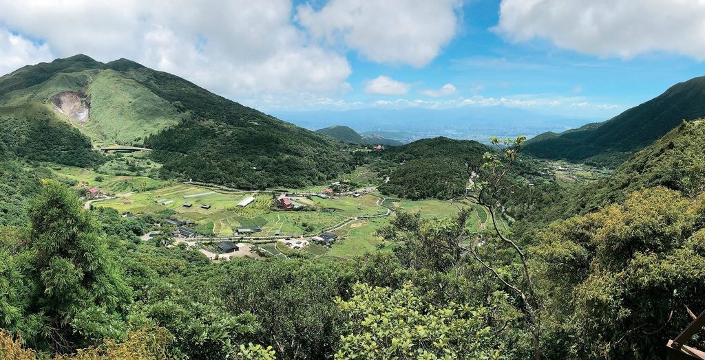 台北市近年积极推广绿色旅游「台北大纵走」，其中往小油坑路段可望见竹子湖美景。(图片来源：台北市政府观光传播局)