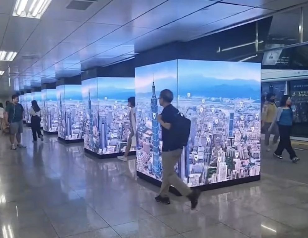 地铁江南站换乘新盆唐线的通道转乘人潮众多，是最具指标性的人潮聚集地点，相关宣传规划即日起自9月6日止(图片来源：台北市政府观光传播局)
