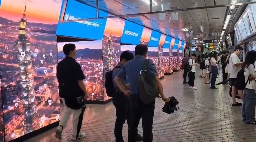 观传局在江南地铁站，以台北城市意象动态广告，打造「台北城市光廊道」(图片来源：台北市政府观光传播局)