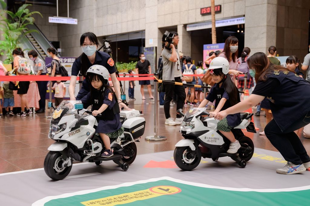 小波丽士们骑着小小重机学习道路安全(图片来源：台北市政府观光传播局)