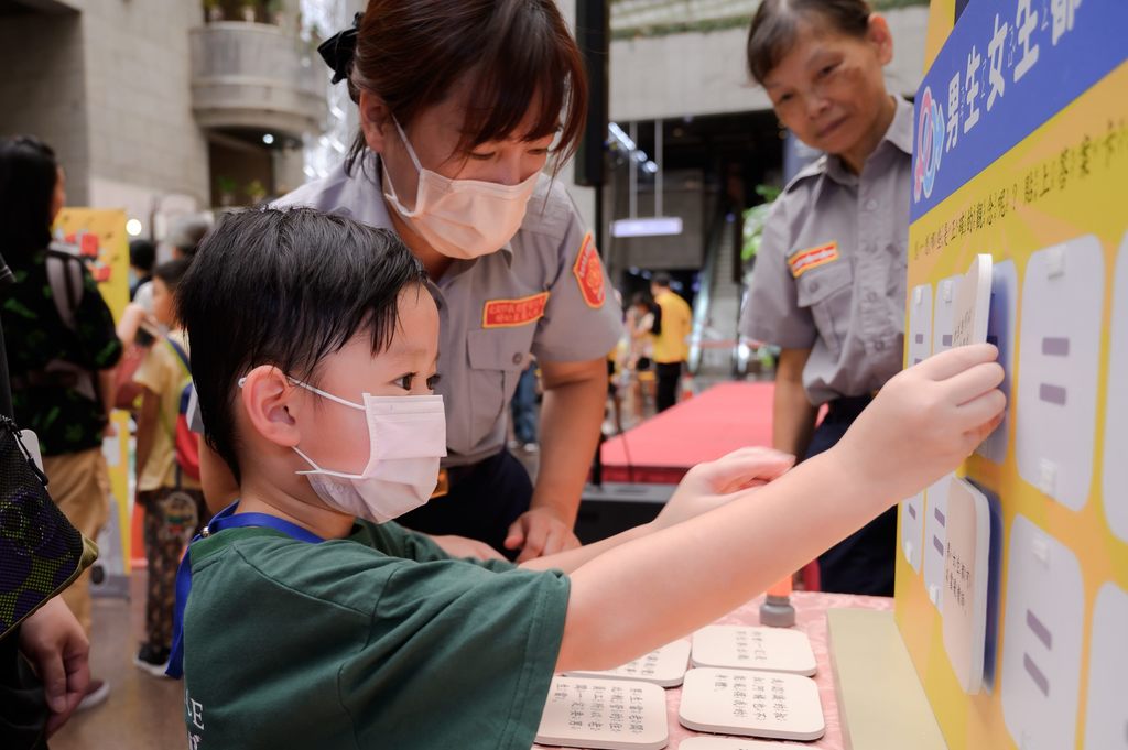 透过警察解说让孩童学习自我保护意识(图片来源：台北市政府观光传播局)