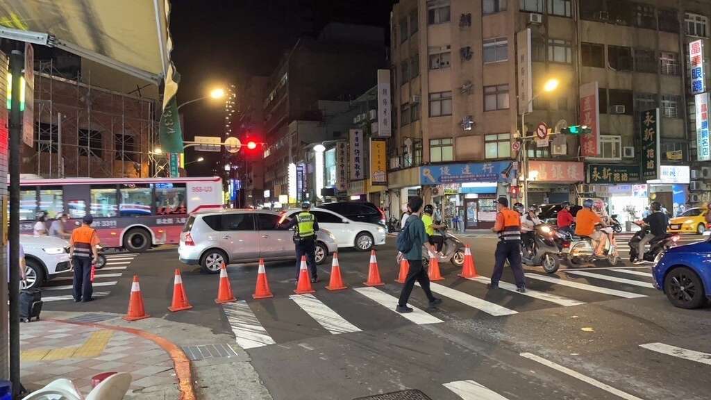持续宣导交通扩大管制作为，提前疏导下班尖峰车流，并依现场状况执行各项扩大疏导措施(图片来源：台北市政府警察局交通警察大队)