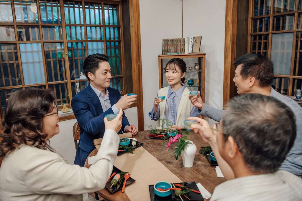 蒋万安市长於老房子东美院体验茶艺文化(图片来源：台北市政府文化局)