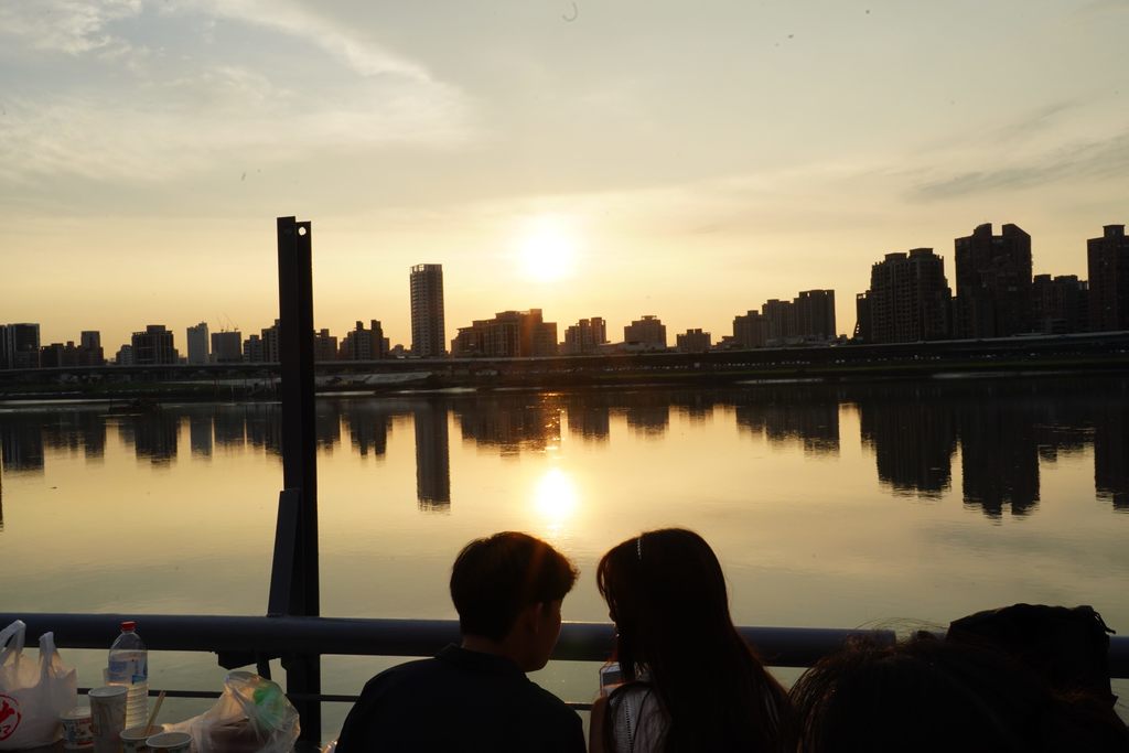 大稻埕夏日节进入倒数阶段，欢迎民众白天到河岸赏夕阳余晖，夜晚一同迎接压轴烟火秀。(图片来源：台北市政府观光传播局)