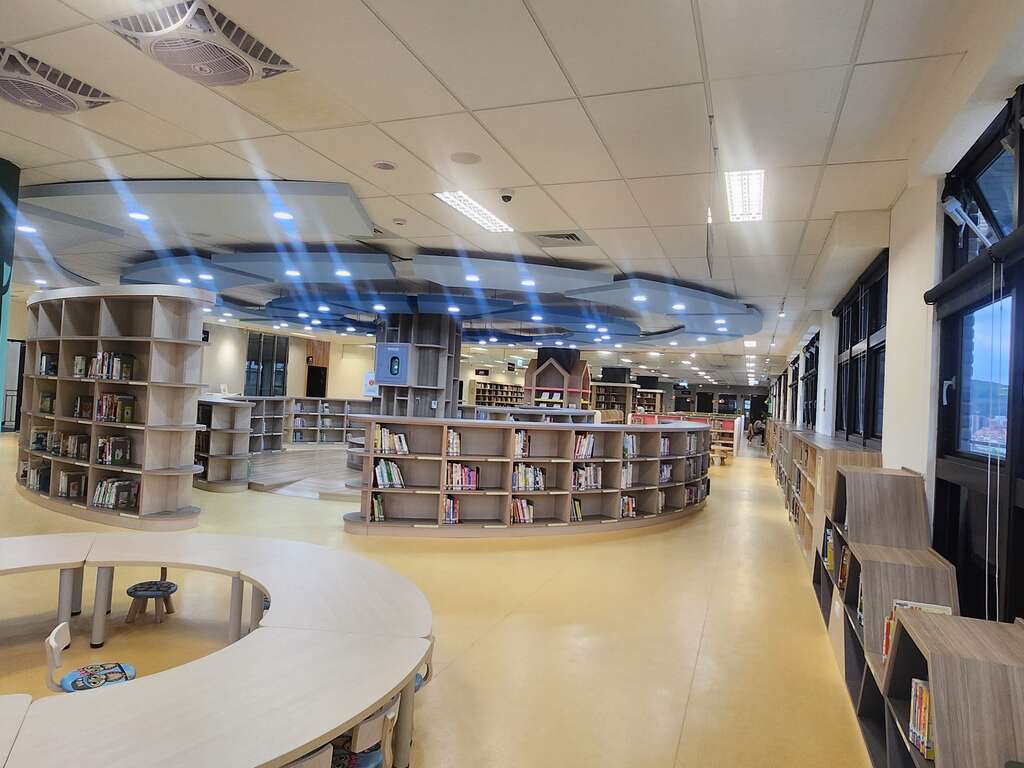 8楼儿童阅览区提供小朋友在大树底下阅读，也可以在涂鸦墙上尽情发挥创意(图片来源：台北市立图书馆)