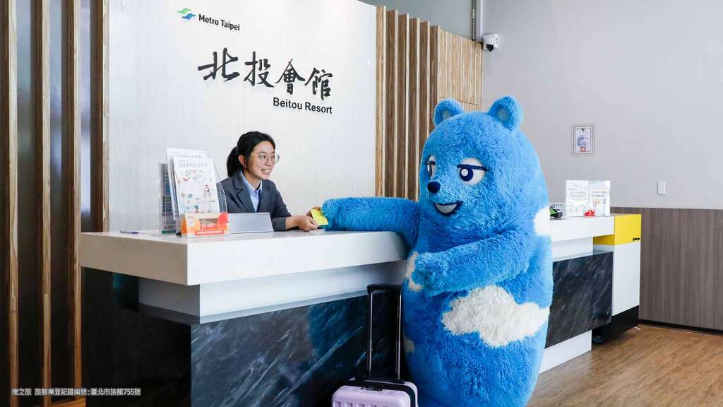 日本阿倍野熊与北投会馆捷之旅柜台合影(图片来源：台北大众捷运股份有限公司)