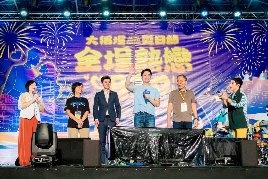 台北市长蒋万安、议员苗博雅、副秘书长王秋冬和观传局长陈淑慧，现场与民众一同赏烟火，祝福大家情人节快乐。