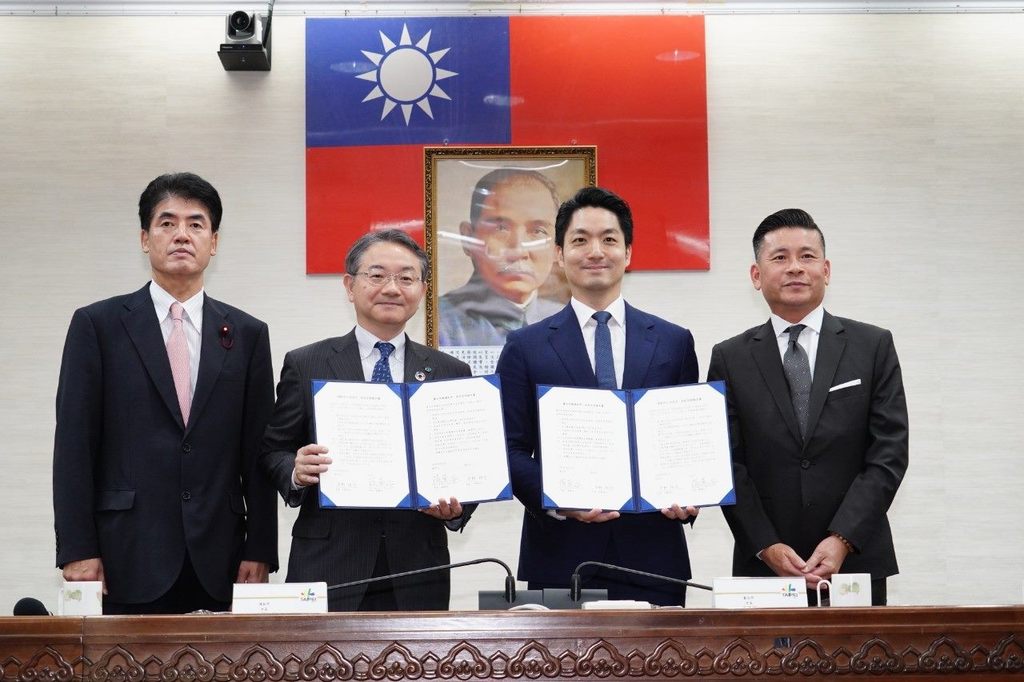 台北市与滨松市签署友好交流协定书（左起滨松市议会议长户田诚、滨松市长中野佑介、台北市市长奖万安、台北市议会议长戴锡钦）(图片来源：台北市政府观光传播局)
