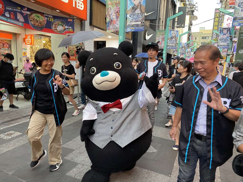 熊讚前往不同商圈快閃，歡迎大家「追熊去」，跟隨熊讚的腳步到商圈走逛。(圖片來源：臺北市政府觀光傳播局)