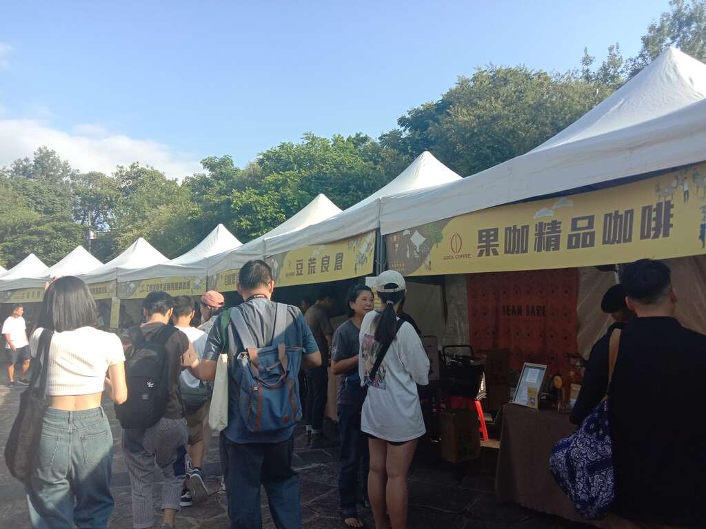 现场民众游逛咖啡嘉年华市集