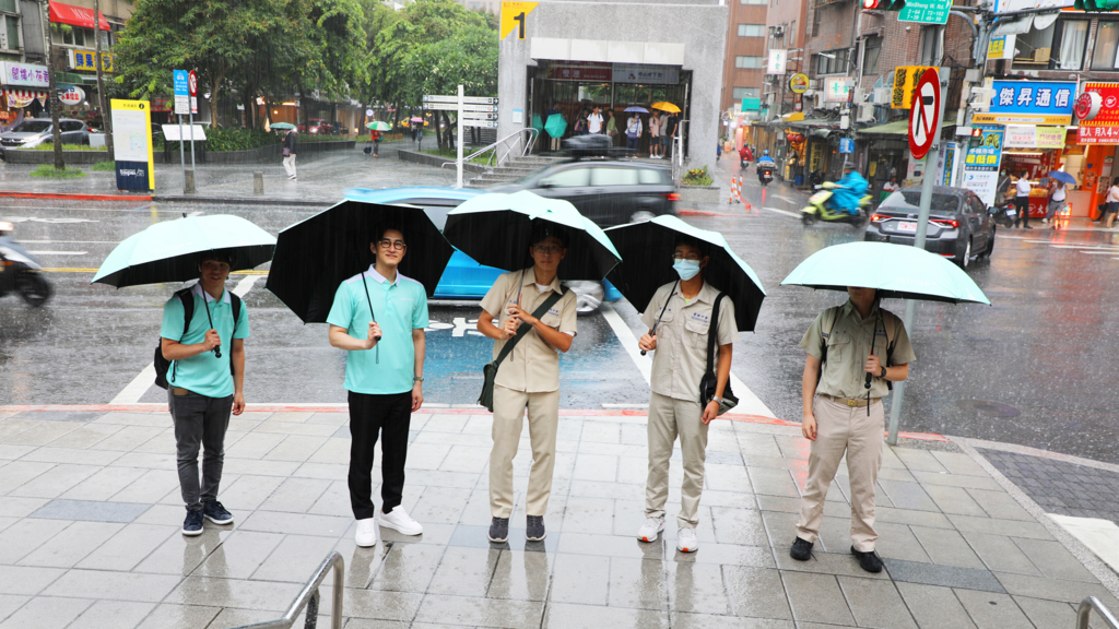 Umbrella Rental Service Introduced at MRT Stations