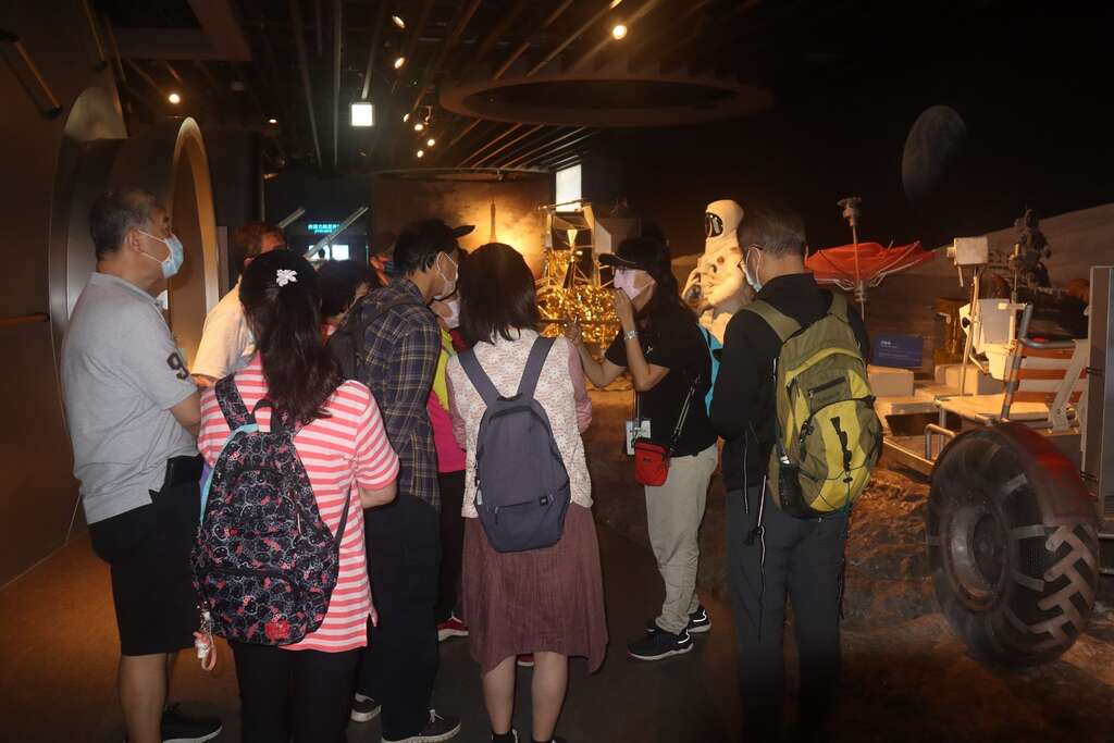 乐龄谈天活动展示场专人导览(图片来源台北市立天文科学教育馆：)