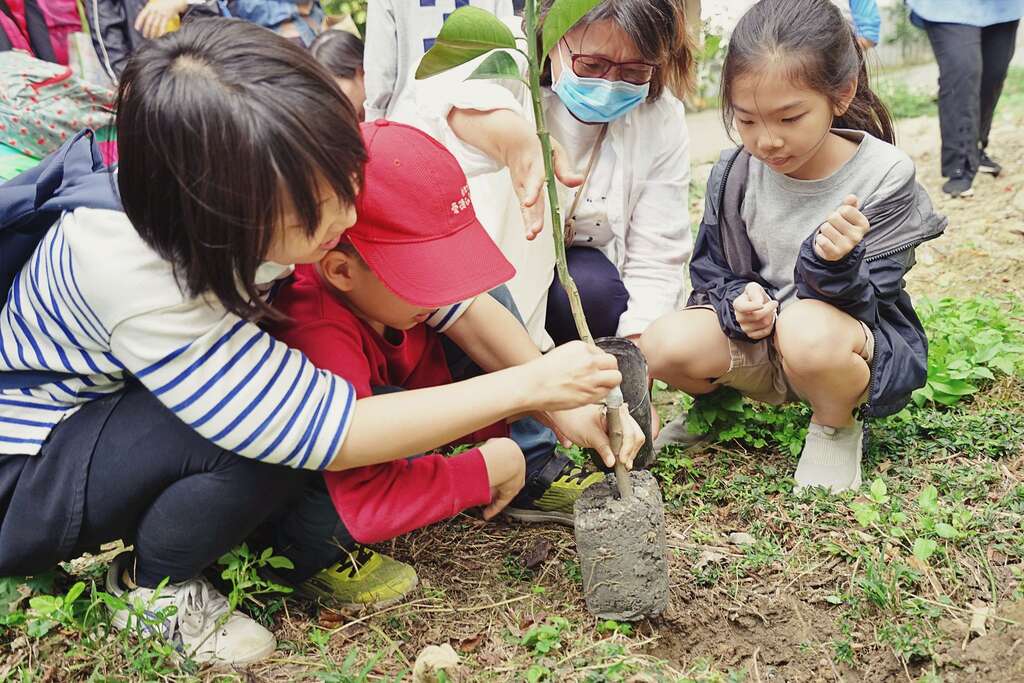 亲子种树苗活动(图片来源：台北市政府客家事务委员会)