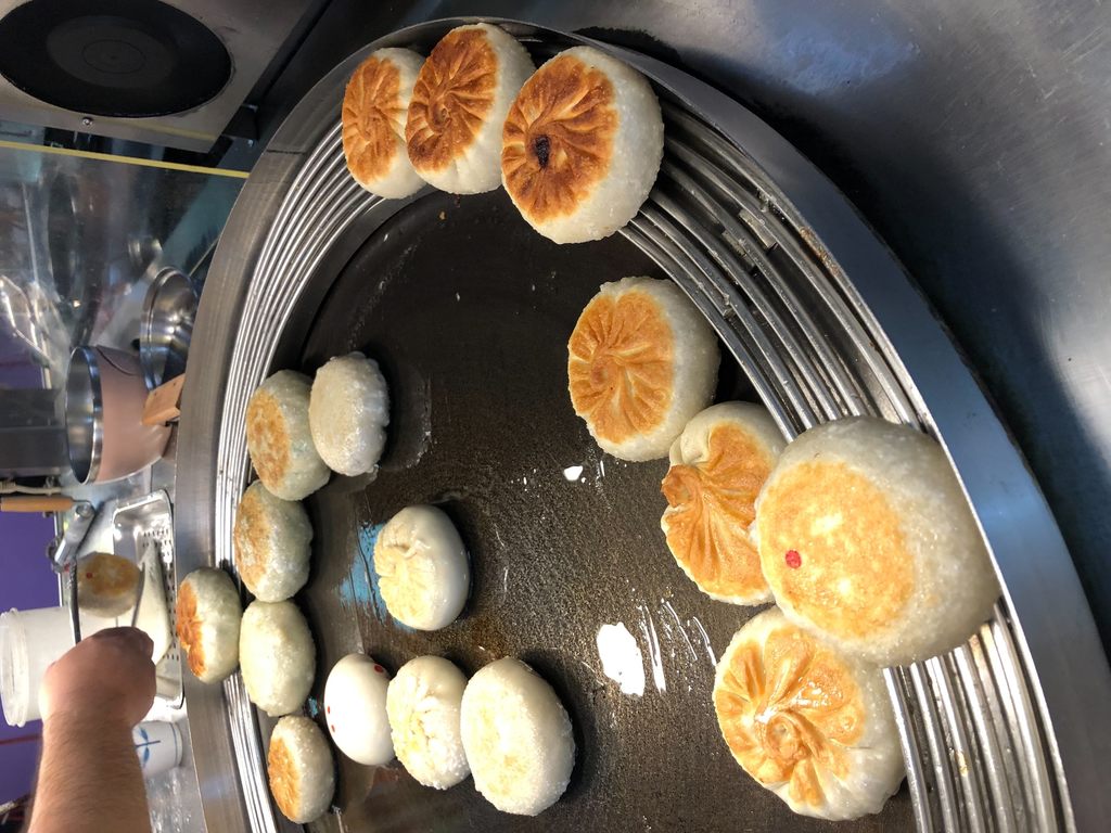 内湖737巷老家馅饼每天饼皮现杆、现包、现煎，肉汁多到爆浆(图片来源：台北市政府观光传播局)