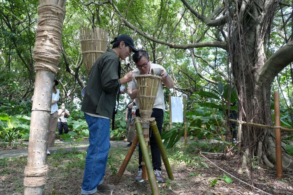 策展人廖柏森为贵宾们介绍展览作品(图片来源：台北市动物保护处)