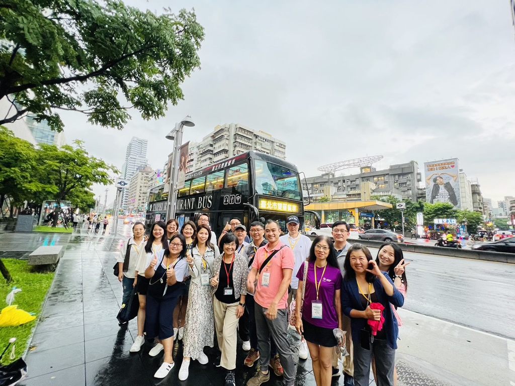 旅行业者表示，台北市双层餐车既是体验亦是餐厅，搭配信义区摩登景色，具有独到特色。(图片来源：台北市政府观光传播局)