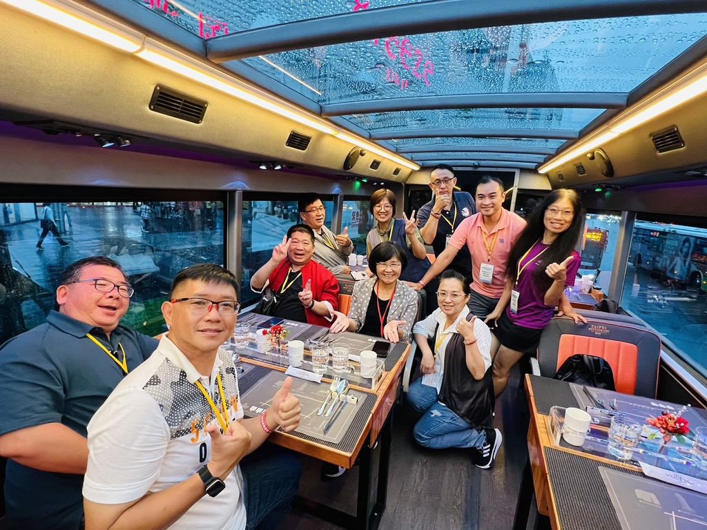 台北市观传局办理旅行业者熟悉之旅踩线，局长陈淑慧与业者交流热络。(图片来源：台北市政府观光传播局)