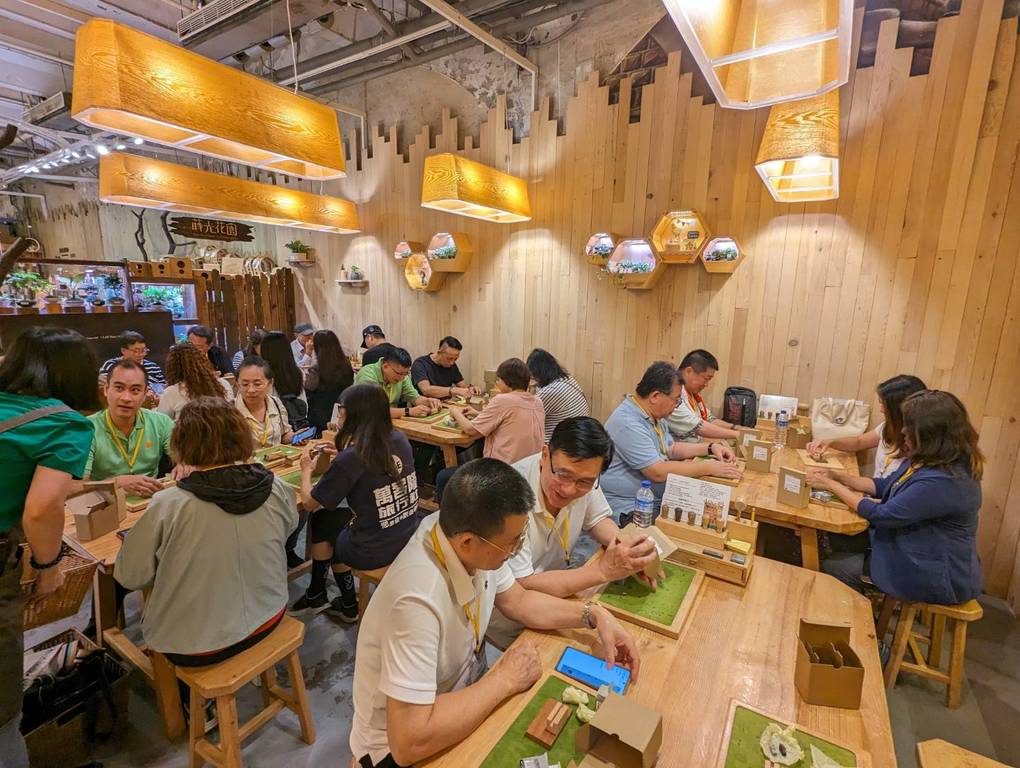 旅行业者体验华山文创园区创意手作活动。(图片来源：台北市政府观光传播局)