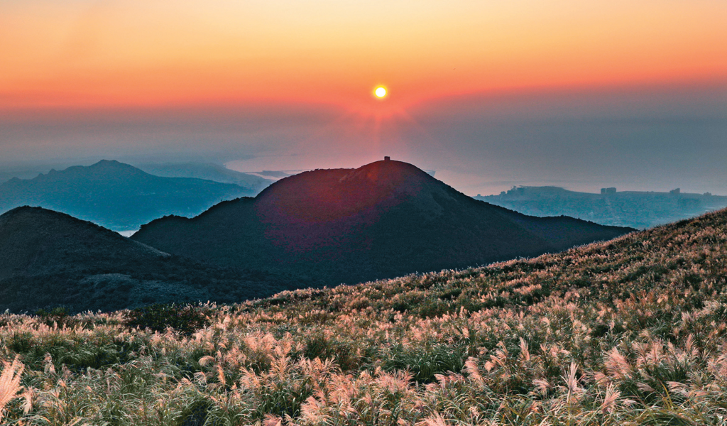 秋季遊覽臺北市大屯山助航站一帶，能將山、海、芒花和夕陽盡收眼底(圖片來源：臺北市政府觀光傳播局)