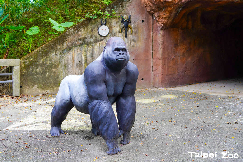 通过涵洞会有仿金刚猩猩迪亚哥的艺术雕塑迎接你(图片来源：台北市立动物园)
