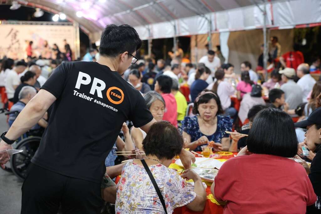 民众热烈参与「戏棚下办桌」(图片来源：台北市商业处)