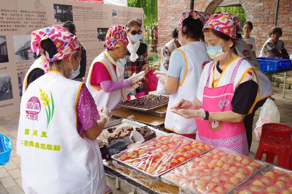 大桥头米食由商圈店家以传统古法手工制作(图片来源：台北市商业处)