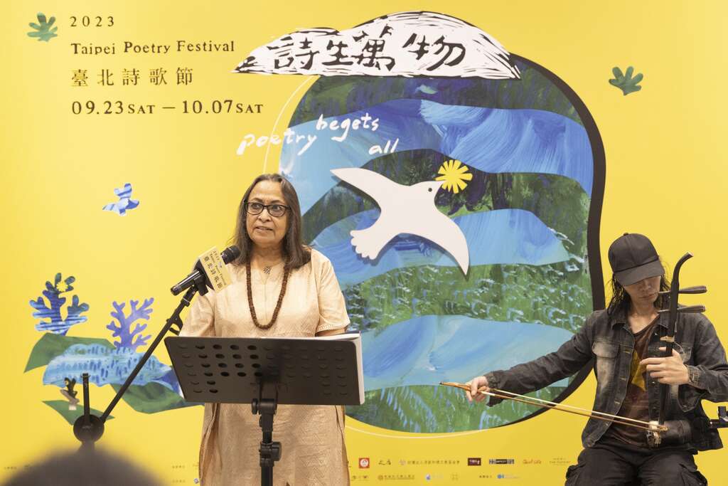 駐市詩人碧娜朗詩，搭配樂手黃思農演奏胡琴(圖片來源：臺北市政府文化局)