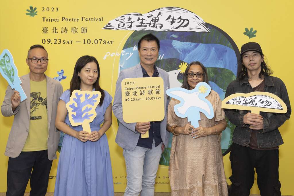 文化局長蔡詩萍、策展人鴻鴻與楊佳嫻、駐市詩人碧娜與胡琴樂手黃思農手持萬物合影(圖片來源：臺北市政府文化局)