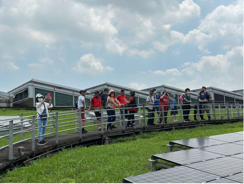 《绿典工程师》课程可以上屋顶鸟瞰绿建筑。(图片来源：台北市政府工务局公园路灯工程管理处)