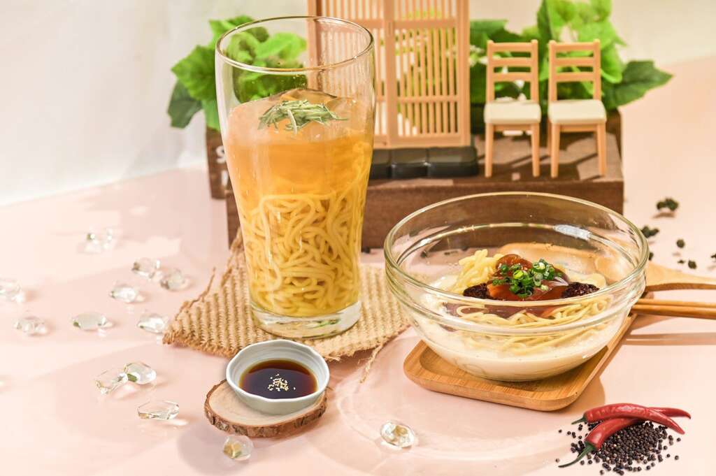 香饮子XYZ-和风荞麦冻绿茶冷面(图左)＆川辣香饮冻乌龙奶面 (图右)(图片来源：台北市商业处)