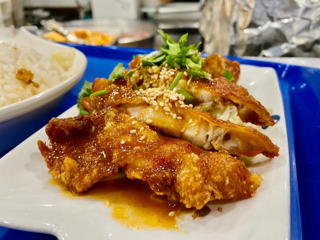 星爷排骨的泰式椒麻鸡饭(图片来源：台北市政府观光传播局)