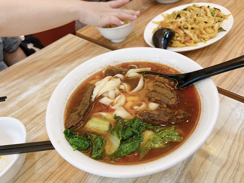 达人面馆的红烧牛肉面和木须炒面(图片来源：台北市政府观光传播局)