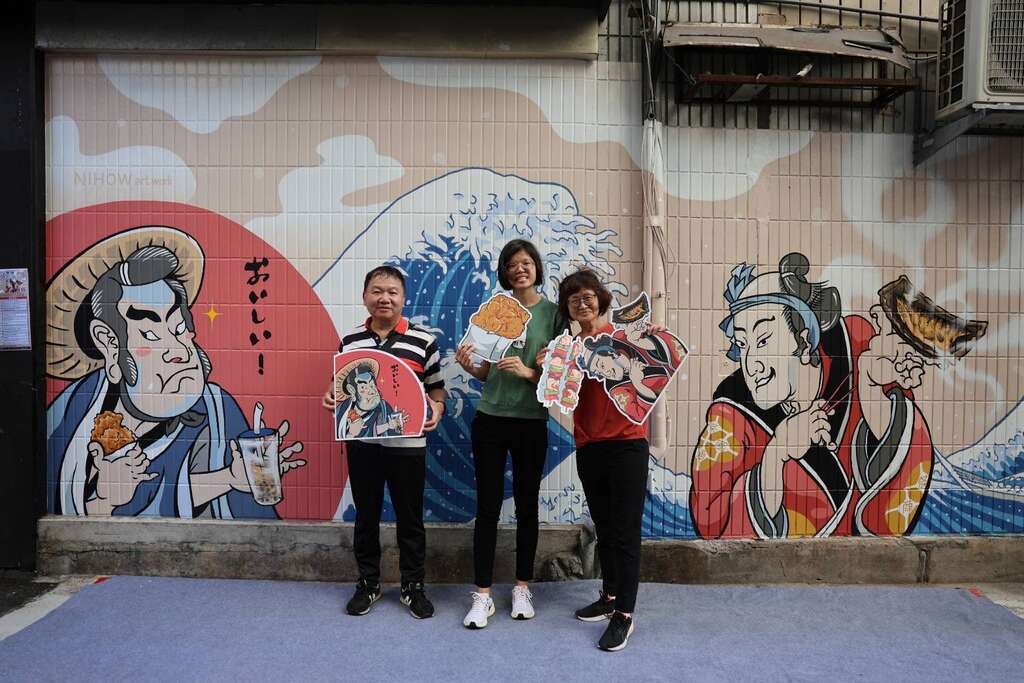 民眾在彩繪故事牆前拍照留念(圖片來源：臺北市商業處)