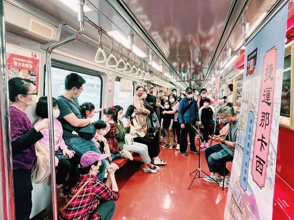 2022活動吸引民眾觀看(圖片來源：臺北大眾捷運股份有限公司)
