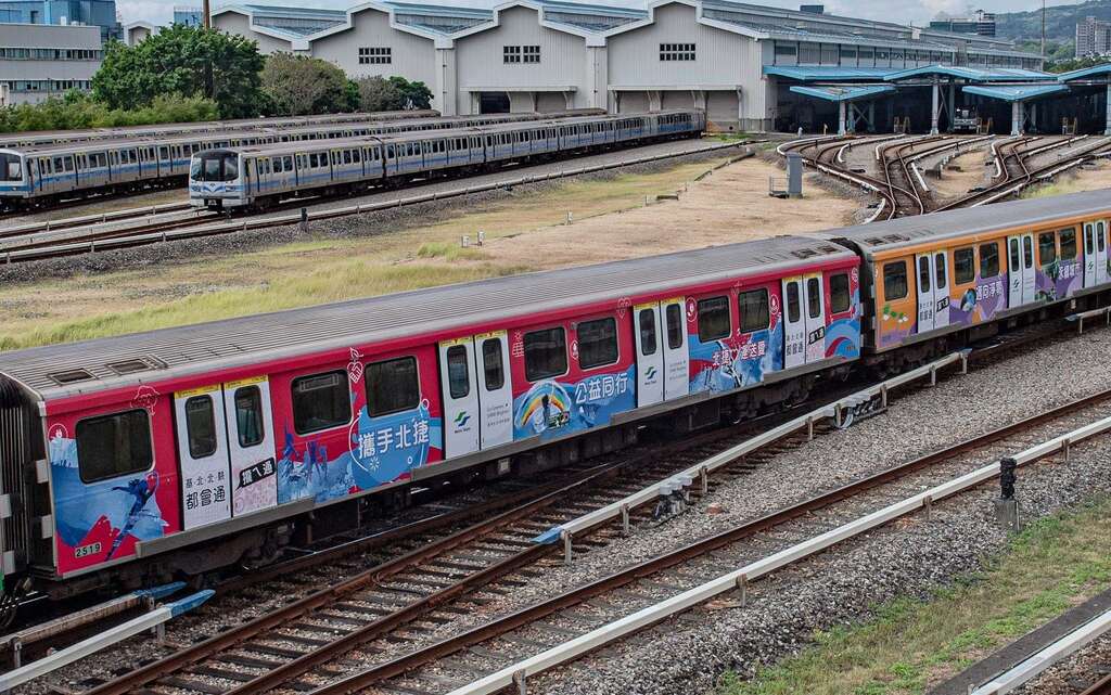 捷淨生活．淡信線ESG彩繪列車「公益同行」(圖片來源：臺北大眾捷運股份有限公司)