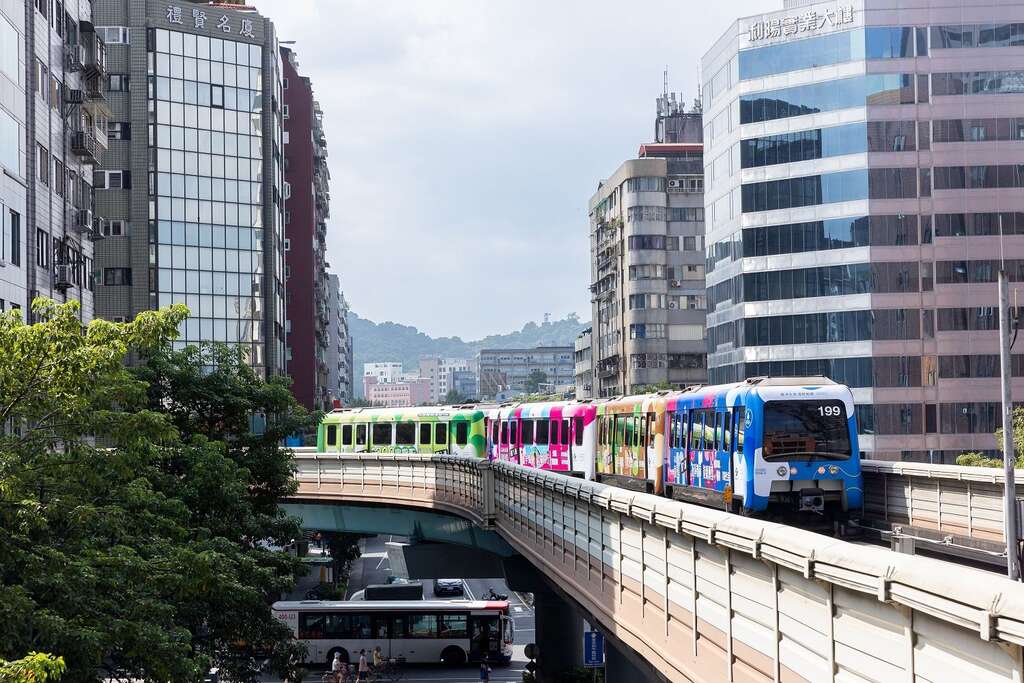 捷淨生活．文湖線ESG彩繪列車行進圖(圖片來源：臺北大眾捷運股份有限公司)