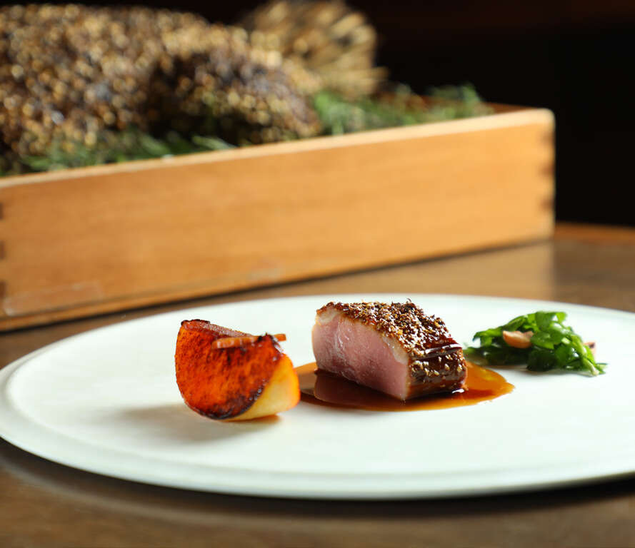 「RAW」用新鮮食材製作的「阿彼修斯香料血鴨」，是一道向法國名廚Alain Senderens致敬，而聞名美食界的料理。（攝影／何宗昇）