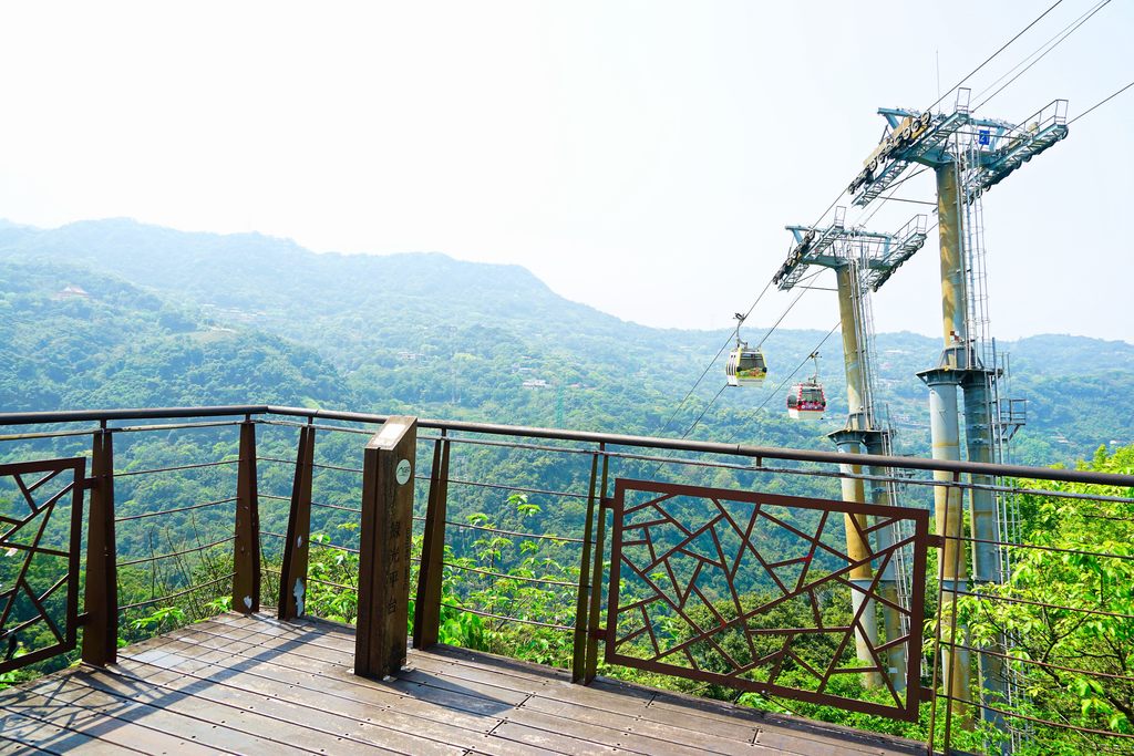 「綠光平台」可眺望貓空山區美景。(圖片來源：臺北市政府觀光傳播局)