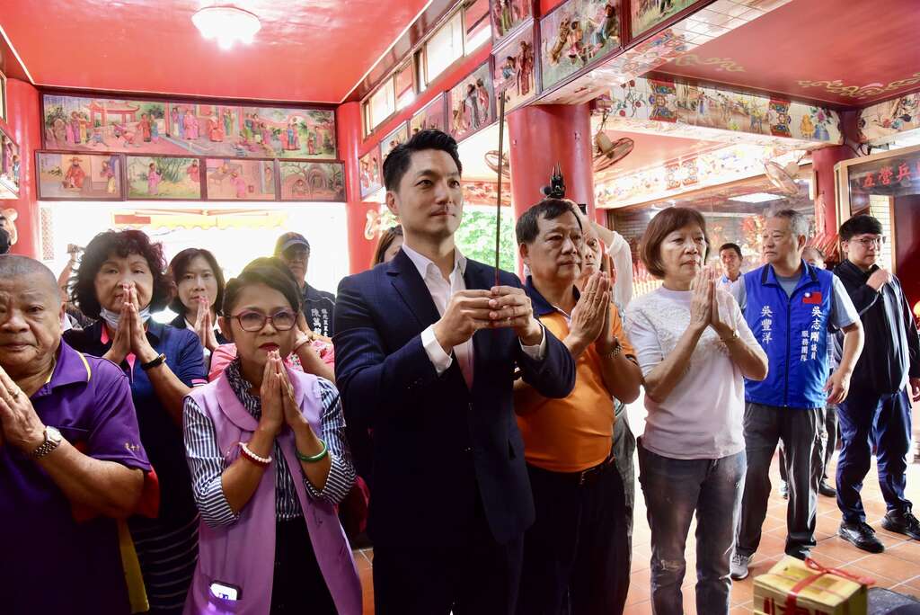 蒋市长於记者会前至福德爷长庆庙上香祈福