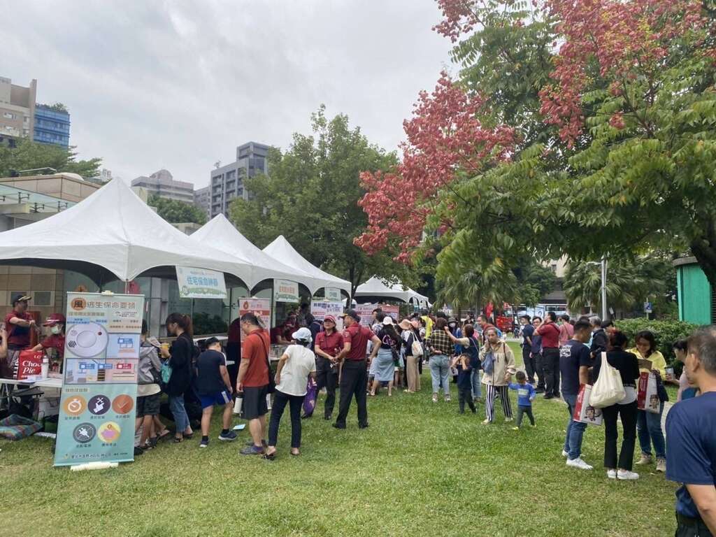民众游逛活动丰富的摊位(图片来源：台北市商业处)