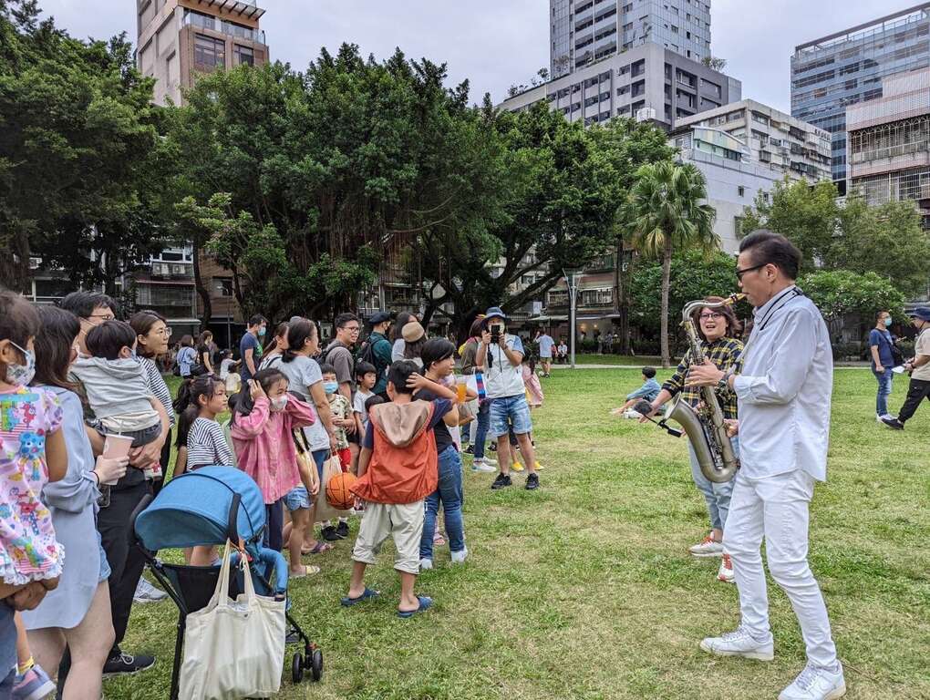 草地音乐会-萨克斯风表演(图片来源：台北市商业处)