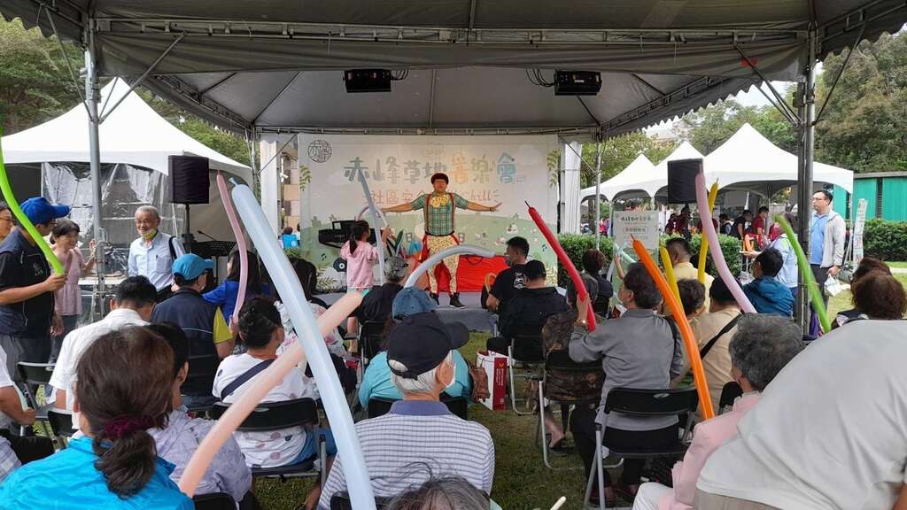 气球达人与大小朋友互动(图片来源：台北市商业处)