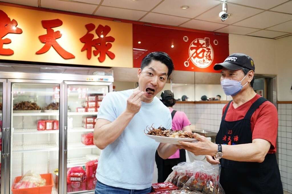 蒋万安试吃老天禄卤味(图片来源：台北市政府秘书处媒体事务组)