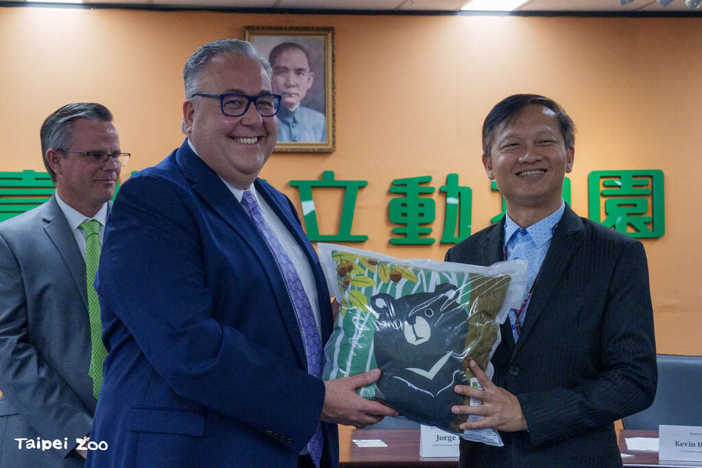 教育局邓进权副局长致赠黑熊抱枕与美国休士顿旅游局Jorge Franz局长(图片来源：台北市立动物园)