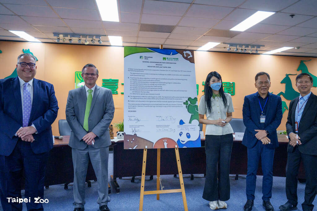 双方签署合作备忘与见证人合影(图片来源：台北市立动物园)