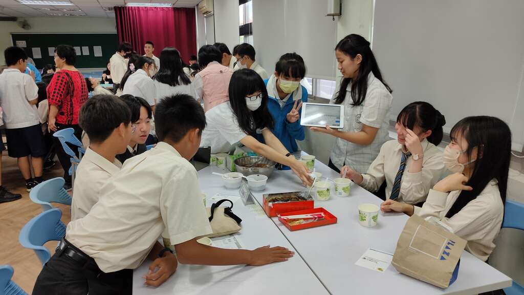 品嚐大稻埕美食(图片来源：台北市政府教育局)