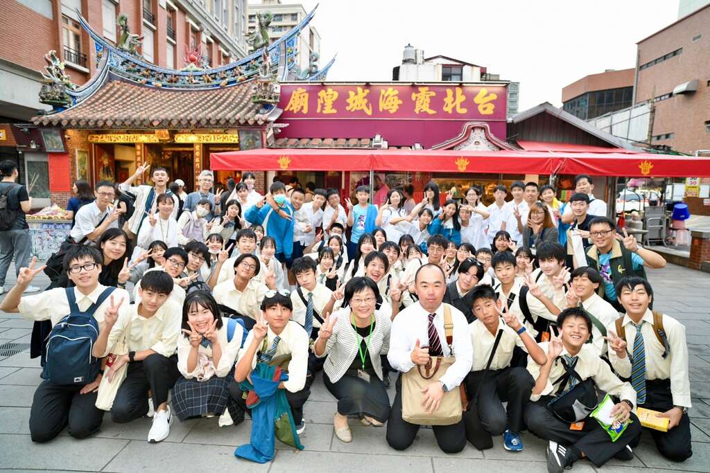 台日师生大合照(图片来源：台北市政府教育局)