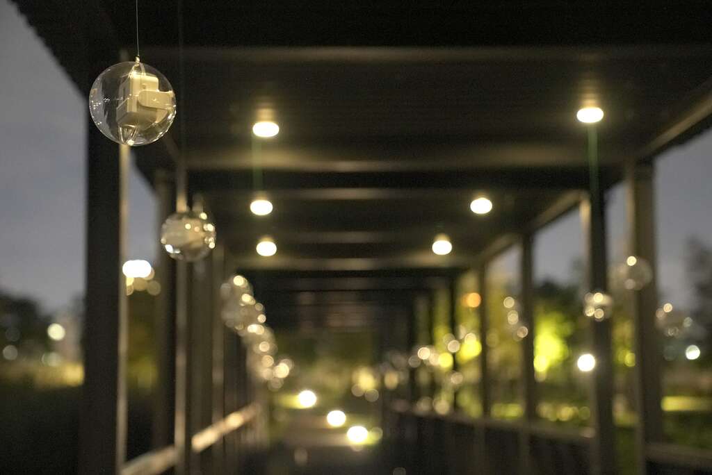 吳修銘作品《記憶果實》設置於新新公園夜景(圖片來源：臺北市政府文化局)
