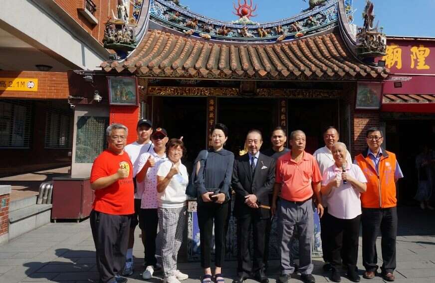 前排右起陈德星堂总干事陈裕乾、霞海城隍庙管理人陈文文、台北共乐轩民艺文化协会理事长王崑文及远从日本回台的蔡桂良夫妇一起至城隍庙前报告新书出版喜讯(图片来源：台北市政府文化局)