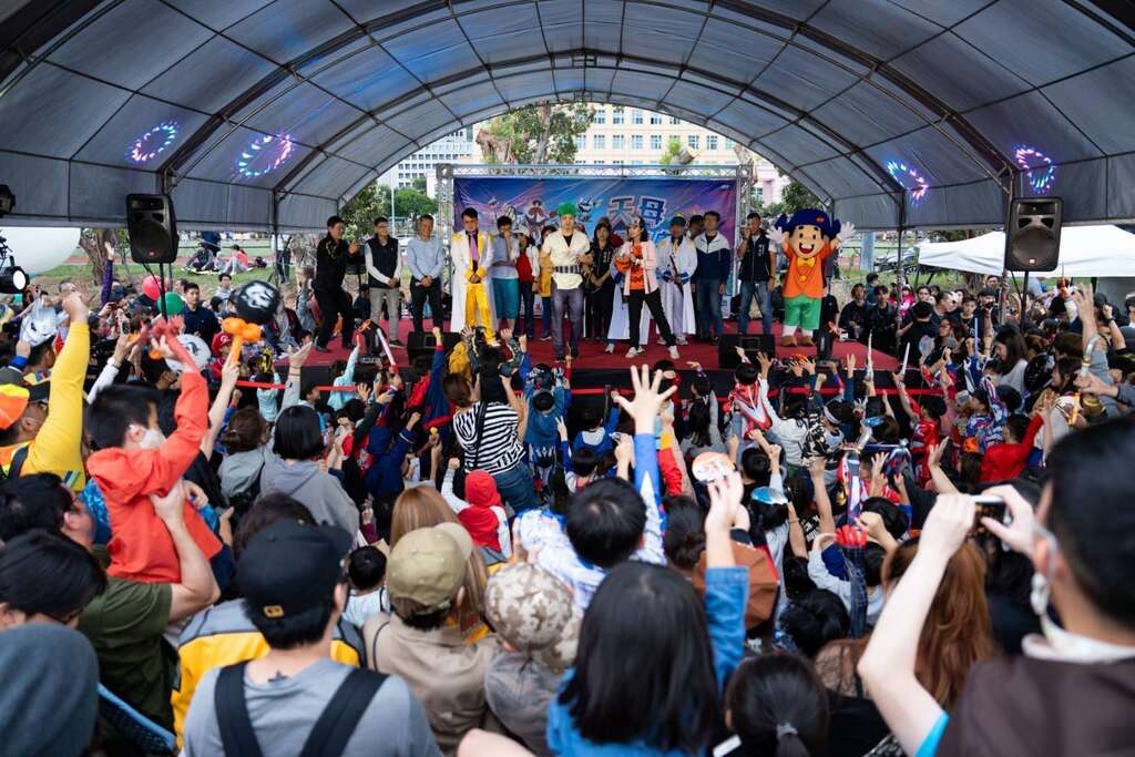 大朋友小朋友聚集於舞台前参加有奖徵答活动(图片来源：台北市商业处)